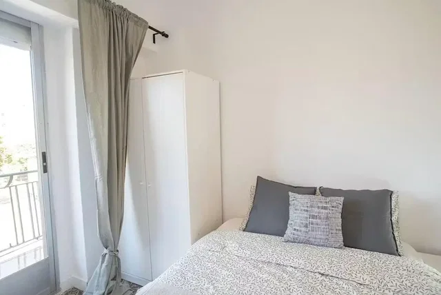 Dormitorio; luz natural, suelo de madera