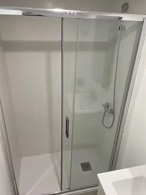Badezimmer; fliesenboden, tageslicht