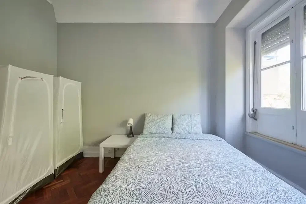 Schlafzimmer; holzboden, tageslicht
