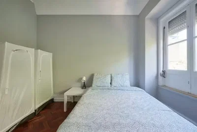 Schlafzimmer; holzboden, tageslicht