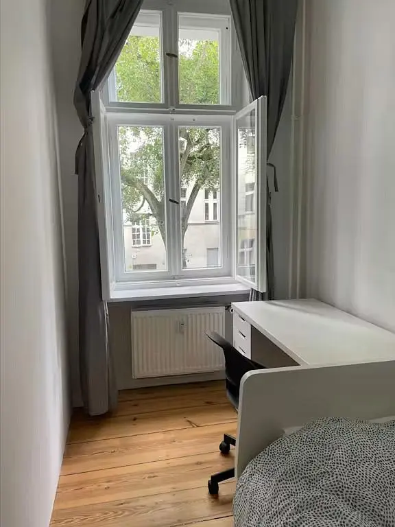 Schlafzimmer; holzboden, tageslicht