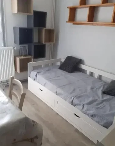 Spavaća soba; drveni pod, prirodno svjetlo