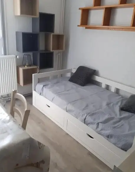 Spavaća soba; drveni pod, prirodno svjetlo