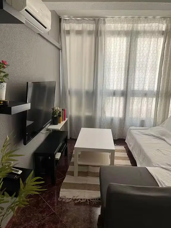 Ložnice; přirozené světlo, dlažba