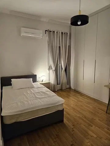 Spavaća soba; drveni pod, prirodno svjetlo