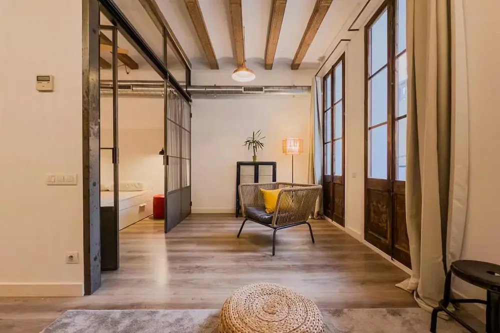 Wohnzimmer; holzbalken, holzboden, tageslicht