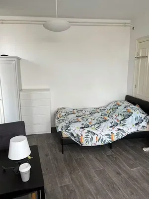 Schlafzimmer; holzboden, tageslicht