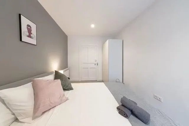 Bedroom; natural light, modern style