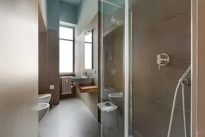 Badezimmer; fliesenboden, tageslicht