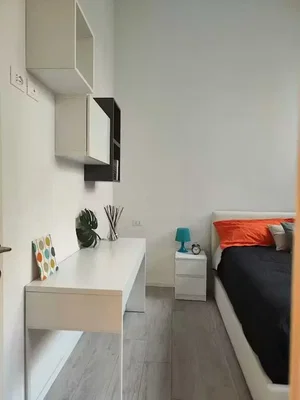 Spavaća soba; drveni pod, prirodno svjetlo