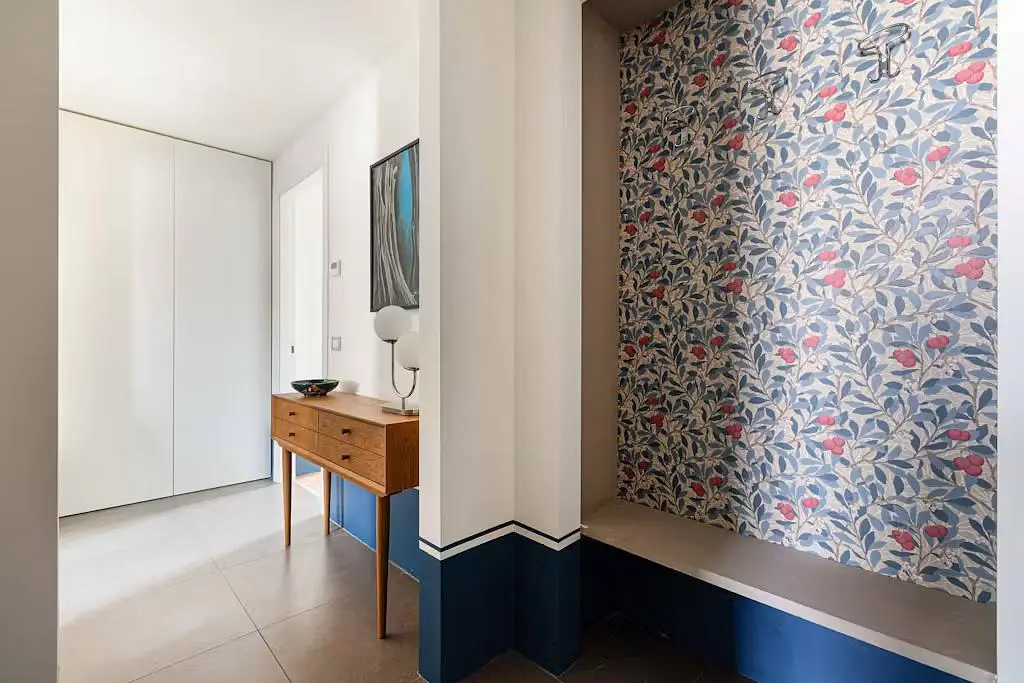 Garderobe; fliesenboden, tageslicht