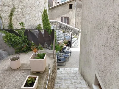 Casa e arredores; luz natural, precisa de renovação