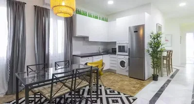 مطبخ; أجهزة المطبخ, أرضية من البلاط, ضوء طبيعي