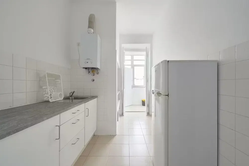 Küche; fliesenboden, warmwasserbereiter, tageslicht
