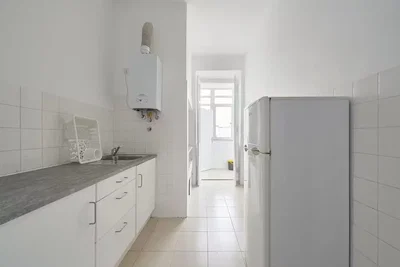 Küche; fliesenboden, warmwasserbereiter, tageslicht