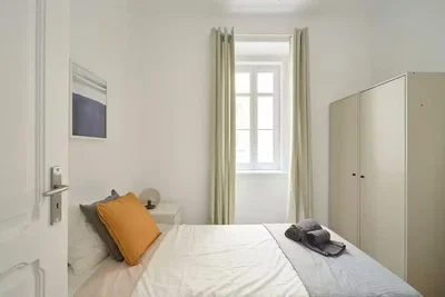 Schlafzimmer; tageslicht, holzboden