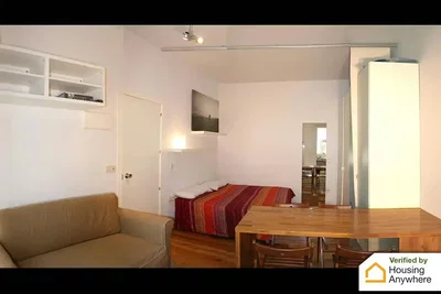 Camera da letto; pavimento in legno, luce naturale