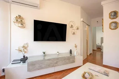 Obývací pokoj; dlažba, přirozené světlo, moderní styl