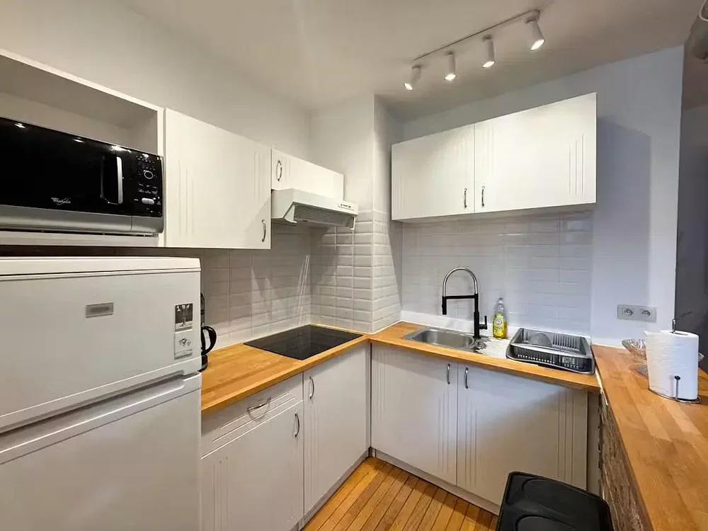 Cucina; elettrodomestici, pavimento in legno, luce naturale