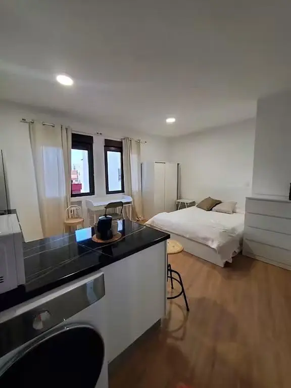 Slaapkamer; houten vloer, natuurlijk licht