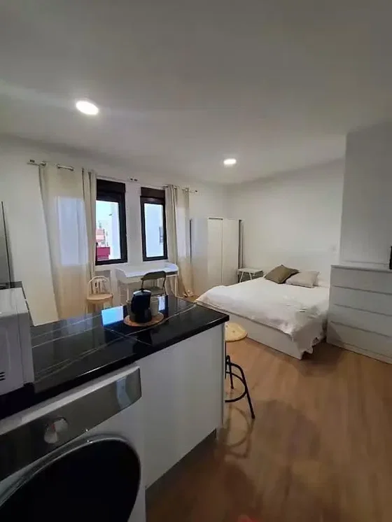 Slaapkamer; houten vloer, natuurlijk licht