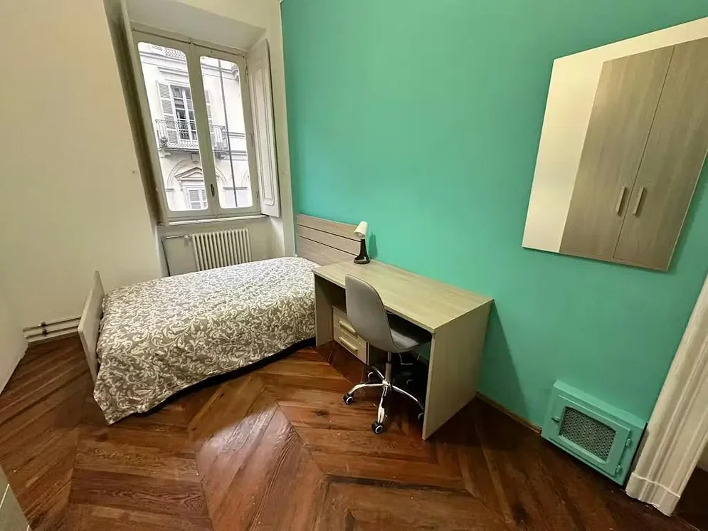 Quarto; chão de madeira, luz natural