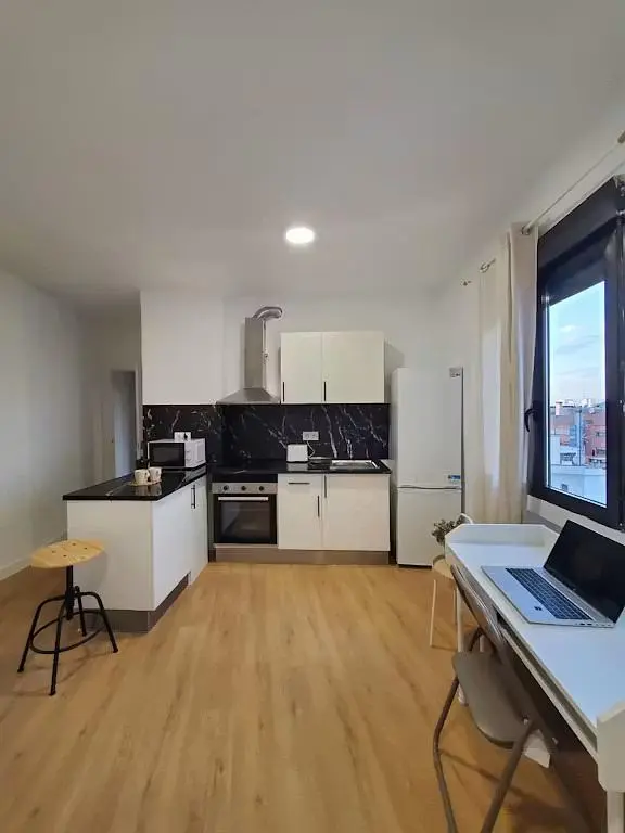 Keuken; keukenapparatuur, houten vloer, natuurlijk licht, moderne stijl