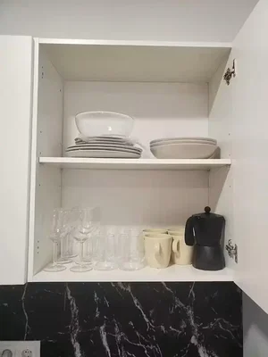 Keuken; keukenapparatuur, tegelvloer