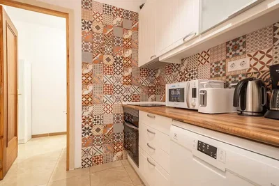 Cucina; elettrodomestici, pavimento in piastrelle