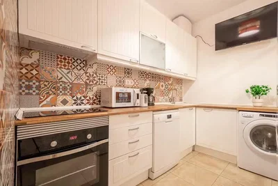 Cucina; elettrodomestici, pavimento in piastrelle, luce naturale