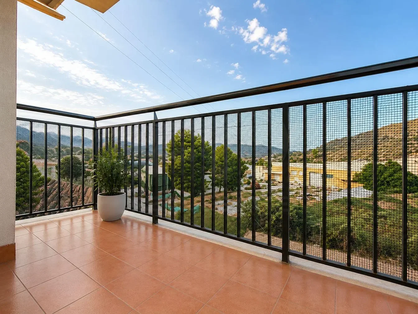 Balkon; pločice, pogled, prirodno svjetlo