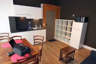 Cucina; elettrodomestici, pavimento in piastrelle