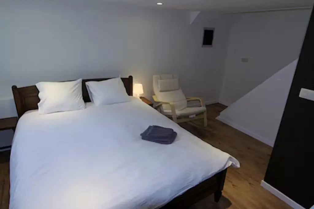 Camera da letto; pavimento in legno, luce naturale