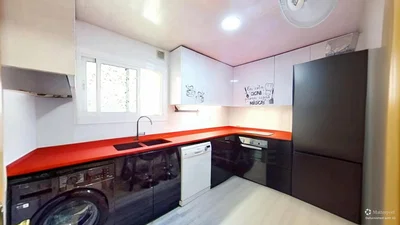 Kuhinja; kuhinjski aparati, prirodno svjetlo, moderni stil