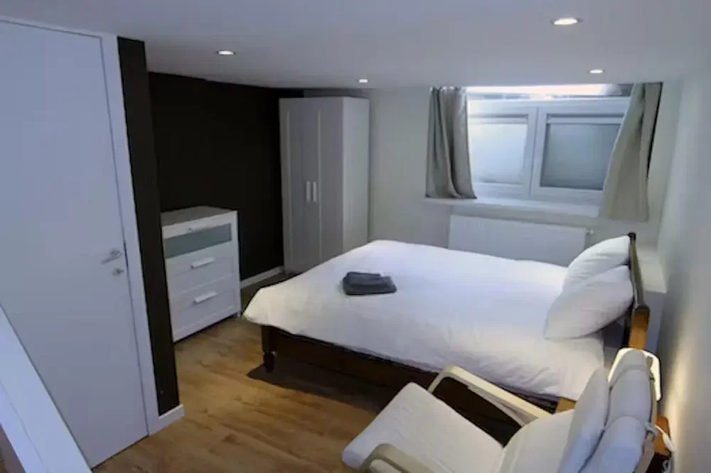 Camera da letto; pavimento in legno, luce naturale