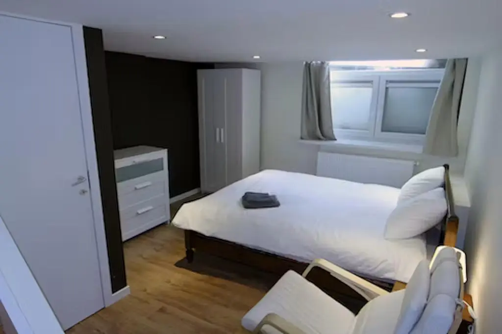 Camera da letto; pavimento in legno, luce naturale