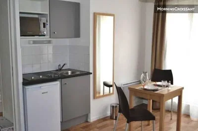 مطبخ; أجهزة المطبخ, أرضية خشبية, ضوء طبيعي