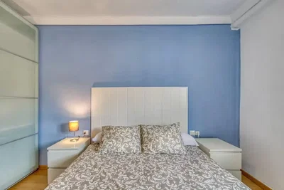 Camera da letto; luce naturale, pavimento in legno