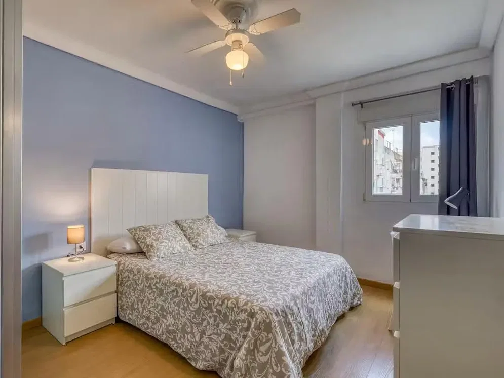 Camera da letto; luce naturale, pavimento in legno