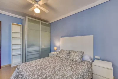 Camera da letto; luce naturale, pavimento in legno