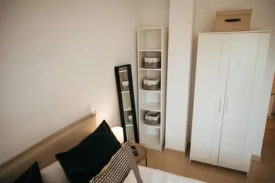 Quarto; chão de azulejo, luz natural
