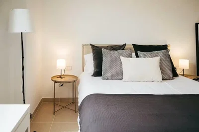 Schlafzimmer; fliesenboden, tageslicht