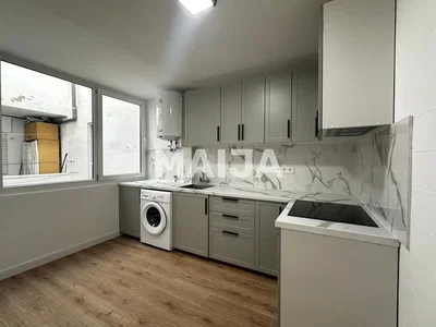 Cuisine; électroménager, parquet, lumière naturelle
