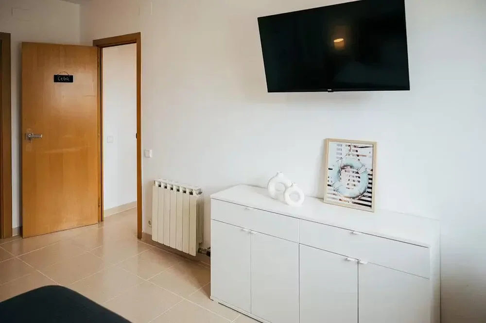 Schlafzimmer; fliesenboden, tageslicht