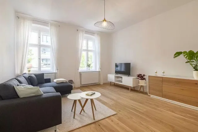 Wohnzimmer; tageslicht, holzboden, moderner stil