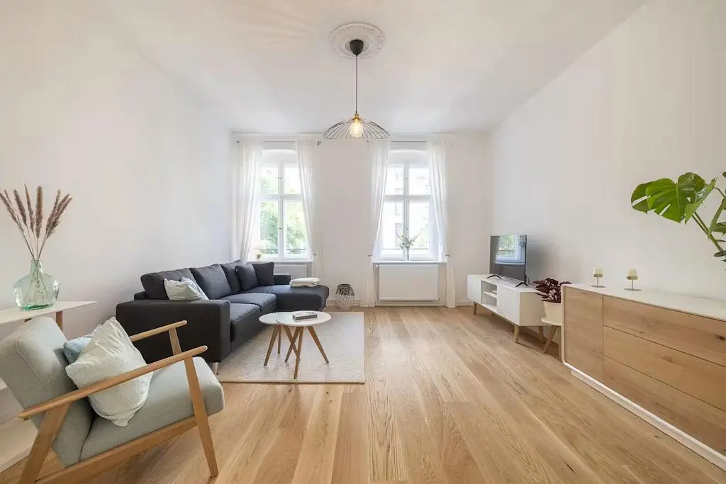 Wohnzimmer; tageslicht, holzboden, moderner stil