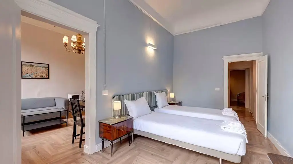 Schlafzimmer; tageslicht, holzboden