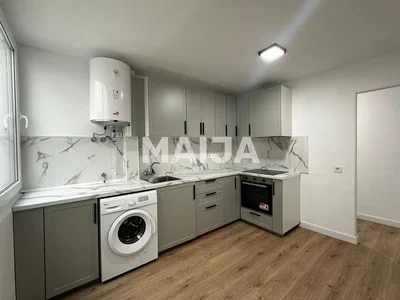 Cuisine; électroménager, parquet, rénové, lumière naturelle