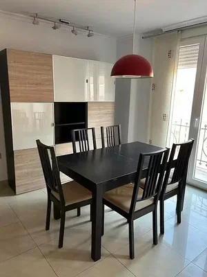 Keuken; tegelvloer, keukenapparatuur, natuurlijk licht