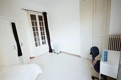 Ložnice; přirozené světlo, dlažba
